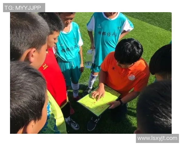 足球明星签名照与女孩的梦想之旅展现青春活力与激情瞬间